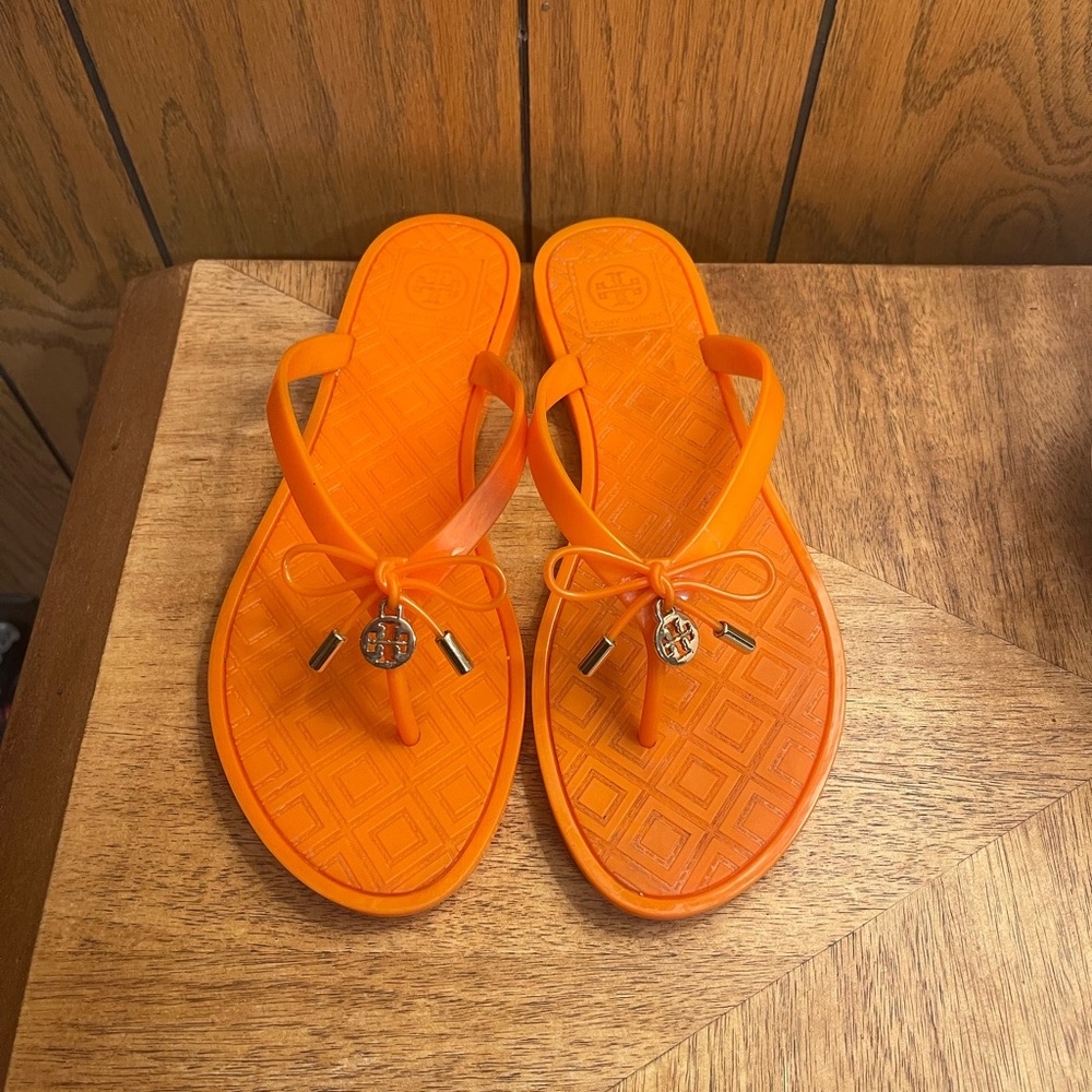 Tory Burch Jelly Bow Logo Charm Thong Sandals 🩴